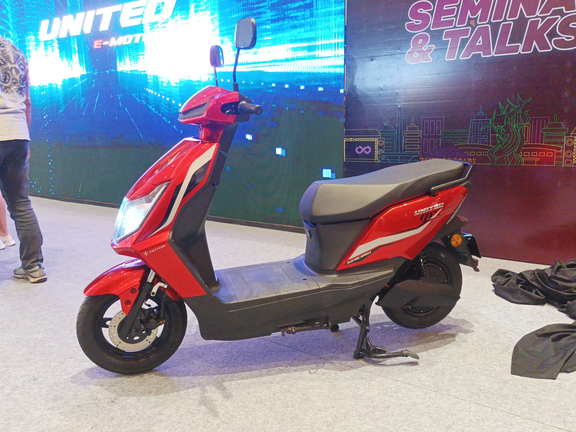 Produsen sepeda motor listrik lokal di Indonesia, United E-Motor Tech meluncurkan skuter listrik terbarunya, MX-1200. Skuter mampu menempuh jarak 80km.