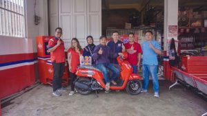 Buruh Tekstil di Bandung Bawa Pulang Motor Program Federal Oil SOBER