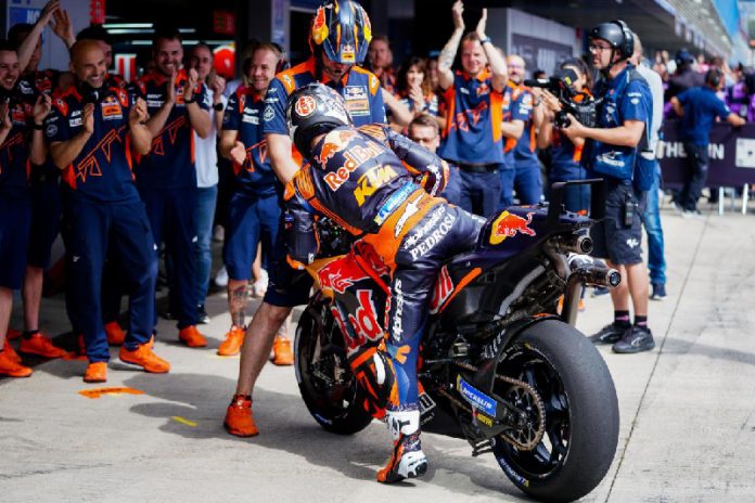 Sambutan Meriah Penggemar Hampir Buat Pedrosa Menangis