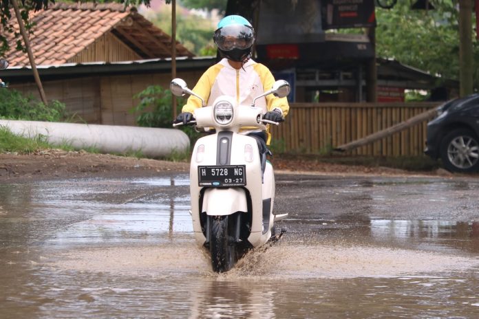 Simak Tips Berkendara Pada Peralihan Musim dari Yamaha