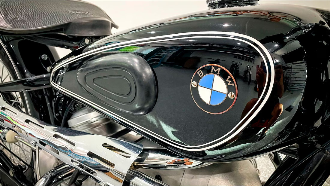 BMW R 68 ini menggunakan gaya motor balapan legendaris off-road Six Days. Yang ali ini terjual Rp 1 Miliar di Mecum Auction Las Vegas pada akhir Januari 2023.