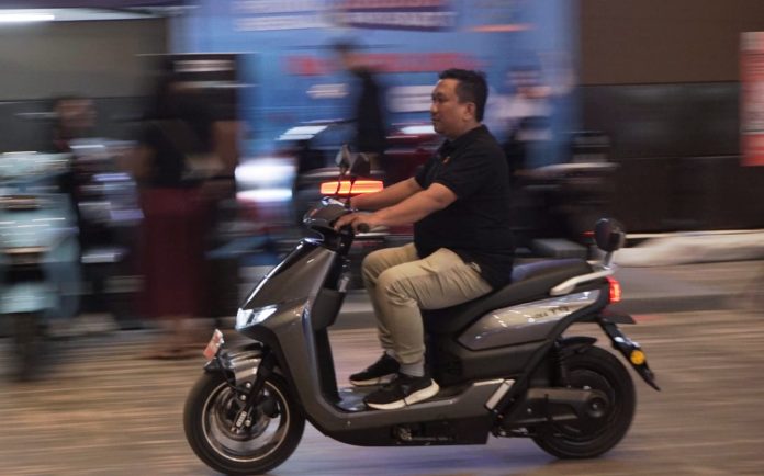Mengecek Subsidi Sepeda Motor Listrik di Jakarta Fair 2023