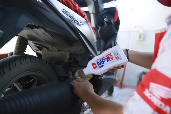 Ketahui Tips Mengganti Oli Mesin Pada Sepeda Motor