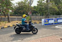 Test Ride Motor Baru di GIIAS 2023 Surabaya oleh Pengunjung