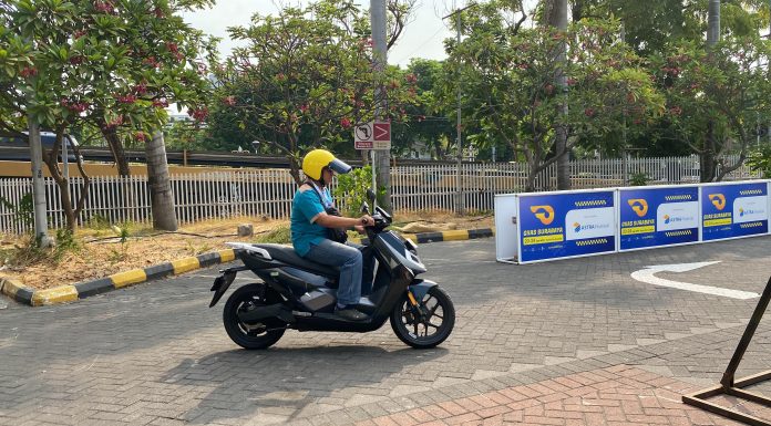 Test Ride Motor Baru di GIIAS 2023 Surabaya oleh Pengunjung