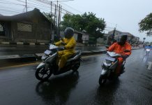 Musim hujan telah datang, begini tips berkendara saat hujan
