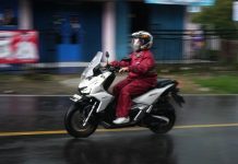 Begini Memilih Jas Hujan untuk Berkendara Aman di Musim Hujan Tips Berkendara Saat Hujan, Jangan Salah Pilih Jas Hujan