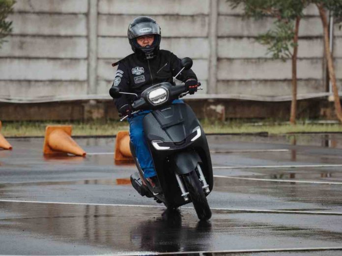 Tips Berkendara Saat Hujan Turun Waspadai Potensi Kecelakaan