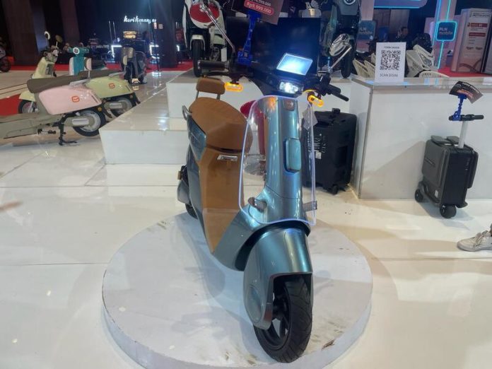 IIMS 2024: VMove Keren , Skuter Listrik Desainnya Futuristik Parah