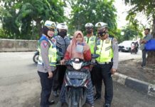 Operasi Keselamatan Jaya 2024, Polsek Bekasi Barat Berikan Teguran Humanis Operasi Keselamatan Jaya 2024, Polsek Bekasi Barat Bagikan Brosur Stiker dan Teguran Humanis