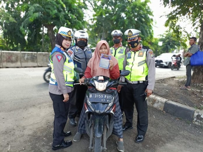 Operasi Keselamatan Jaya 2024, Polsek Bekasi Barat Bagikan Brosur Stiker dan Teguran Humanis