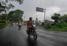 Berkendara Saat Hujan di Musim Pancaroba, Antisipasi dengan Begini Berkendara Saat Hujan