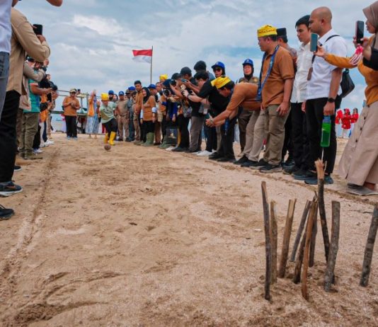 Menparekraf Bermain Bowling Pantai dengan Masyarakat Desa Wisata Nipah Nipah Kaltim Menparekraf Bermain Bowling Pantai dengan Masyarakat Desa Wisata Nipah Nipah Kaltim