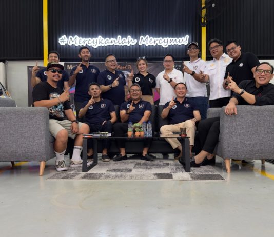 Pecinta Mercedes-Benz Ini Ternyata Juga Hobi Naik Motor Mercedes-Benz Club Indonesia