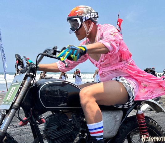Kostum Unik di Dress up Drag Beach Race Slidetoberfest Deus Ex Machina