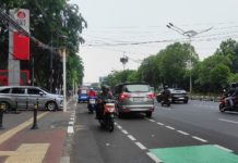 Pengendara Motor Hindari Lawan Arus dan Berhenti Melewati Marka Jalan, Ini Bahayanya! Motor lawan arus