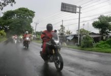 Meski Hujan, Pengendara Motor Hindari Berhenti Sembarangan di Pinggir Jalan Musim hujan pengendara motor