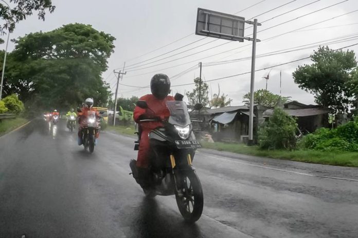 Musim hujan pengendara motor