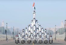 Dengan Royal Enfield Bullet Angkatan Darat India Buat Piramida Manusia Terbesar Tim Angkatan Darat India Buat Piramida Manusia Terbesar