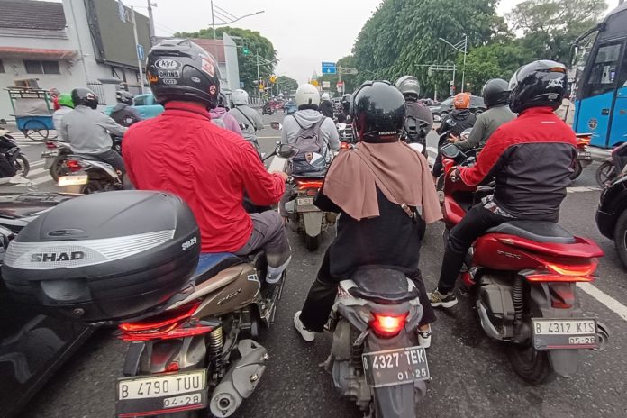 Berkendara motor macet