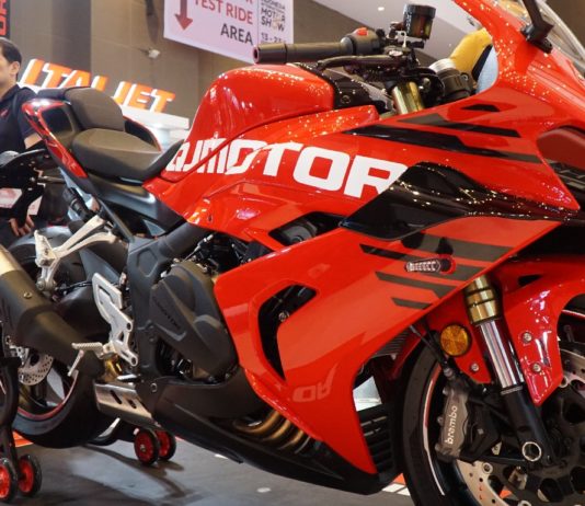 Promo Spesial QJMOTOR di IIMS 2025, SPK Bonus Intercom Hingga Helm QJMOTOR Promo IIMS 2025