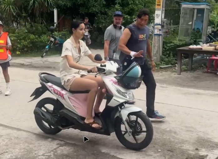 Lisa BLACKPINK Honda BeAT Karbu