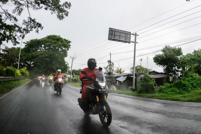 Berkendara Motor Hujan