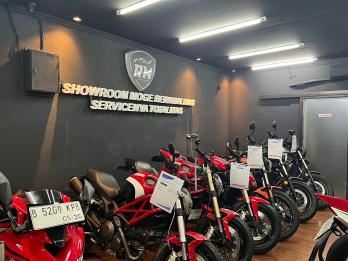 Rielz Moto Showroom Moge