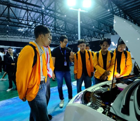 Education Day GIIAS 2025 Makassar, Didatangi 150 Mahasiswa Education Day GIIAS 2025 Makassar