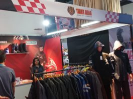 Tiger Head Bawa Jas Hujan Gamis di IMHAX 2025 Tiger Head IMHAX 2025