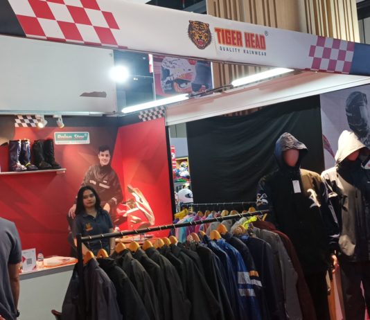 Tiger Head Bawa Jas Hujan Gamis di IMHAX 2025 Tiger Head IMHAX 2025