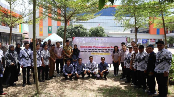 Penanaman Bibit Pohon di SMK Jaya Buana (2) Wahana Honda Bibit SMK