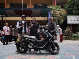 Hari Guru 2025: Alva dan AOC Donasi Motor Listrik Cervi ke SDN 078 Kopo-Pajagalan Bandung Hari Guru 2025 Alva