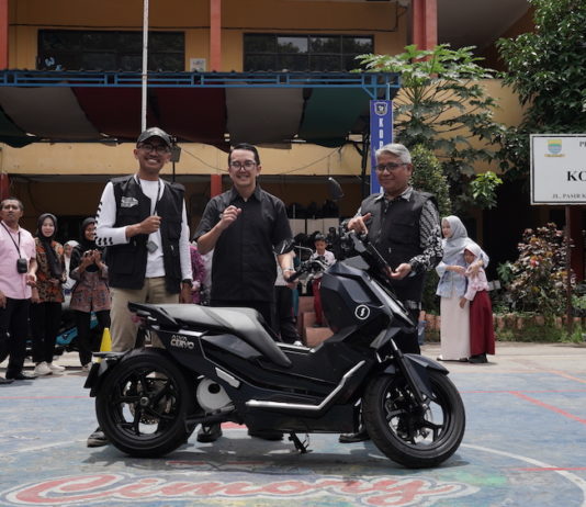 Hari Guru 2025: Alva dan AOC Donasi Motor Listrik Cervo ke SDN 079 Kopo-Pajagalan Bandung Hari Guru 2025 Alva