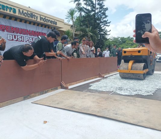 Niterra Mobility Indonesia Memusnahkan 11 Ribu Lebih Busi NGK Palsu Niterra Memusnahkan NGK Palsu