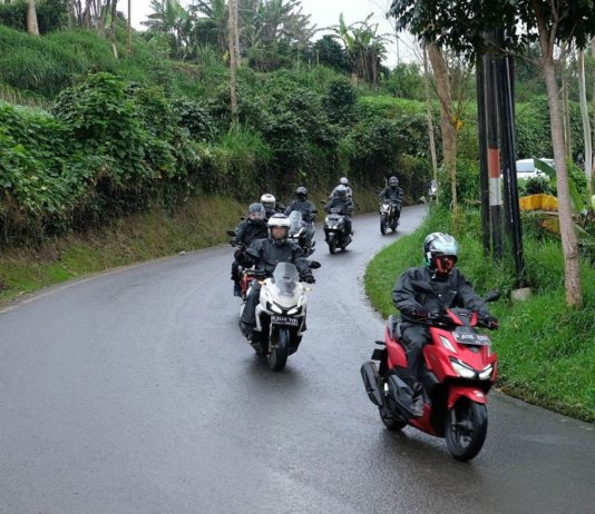Jalan Licin Karena Hujan, Begini Berkendara dengan Aman Jalan Licin Karena Hujan