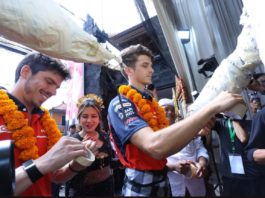 Pembalap HRC ke Bali Ikut Tari Kecak Pembalap HRC ke Bali