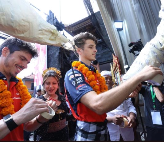 Pembalap HRC ke Bali Ikut Tari Kecak Pembalap HRC ke Bali