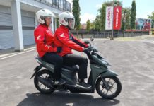 Pembonceng Harus Pegang Apa? Behel atau Pinggang Pengendara Pembonceng pegang pinggang