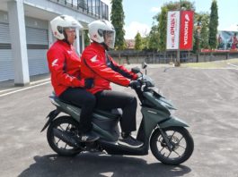 Pembonceng Harus Pegang Apa? Behel atau Pinggang Pengendara Pembonceng pegang pinggang