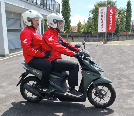 Pembonceng Harus Pegang Apa? Behel atau Pinggang Pengendara Pembonceng pegang pinggang