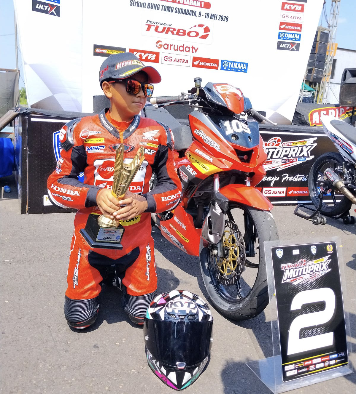 Tim Honda Daya Jayadi Racing Team pada ajang Kejurnas MotoPrix 2026 Region B Putaran 1 meraih podium. Kejurnas Motoprix berlangsung di Sirkuit Gelora Bung Tomo, Surabaya (9–10 Mei 2026).