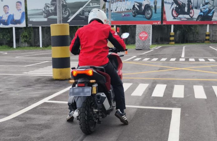 Menahan Motor di Tanjakan