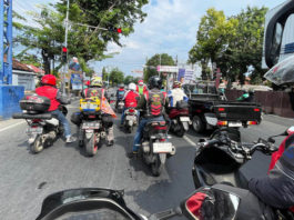 Ini Bahaya Mengikuti Ambulans Saat Berkendara Motor di Jalan Raya Ambulans Motor
