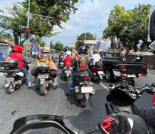 Ini Bahaya Mengikuti Ambulans Saat Berkendara Motor di Jalan Raya Ambulans Motor