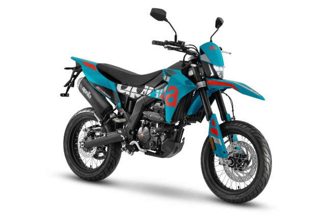 chien-binh-supermoto-125cc-hiem-hoi-vua-co-mau-moi-cuc-doc-aprilia-sx-125-tarantula-blue-ra-mat-115063-1779068706-6a0a6f222e2fc Aprilia SX 125 2026 Supermoto