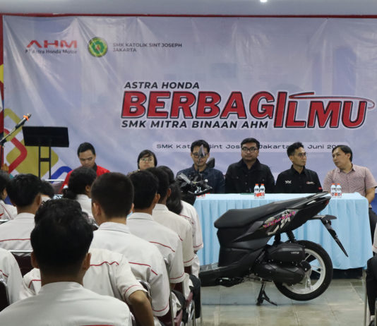 AHBI Kenalkan Teknologi Honda Vario 125 Street ke Siswa SMK Sint Joseph Jakarta Astra Honda Berbagi Ilmu Vario 125 Street