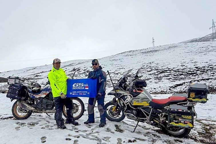 Overlander Indonesia Mencapai Everest